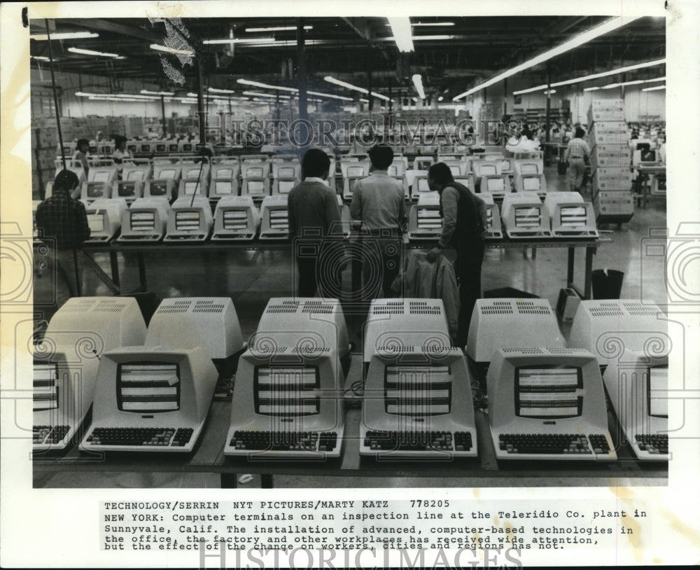 1982 Press Photo The Computer Terminals on an Inspection Line at Teleridio Co. - Historic Images