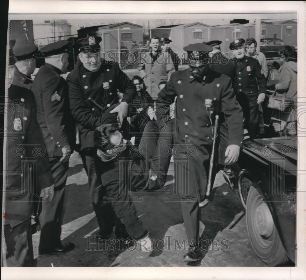 1964 Press Photo Police Carry Off One of the 30 Civil Rights Pickets - Historic Images