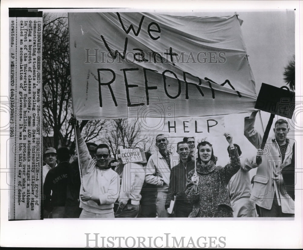 1961 Wire Photo Demonstrating students at Bowling Green State University, Ohio - Historic Images