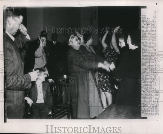 1947 Press Photo Leroy Mitchell with his family during his trial - Historic Images