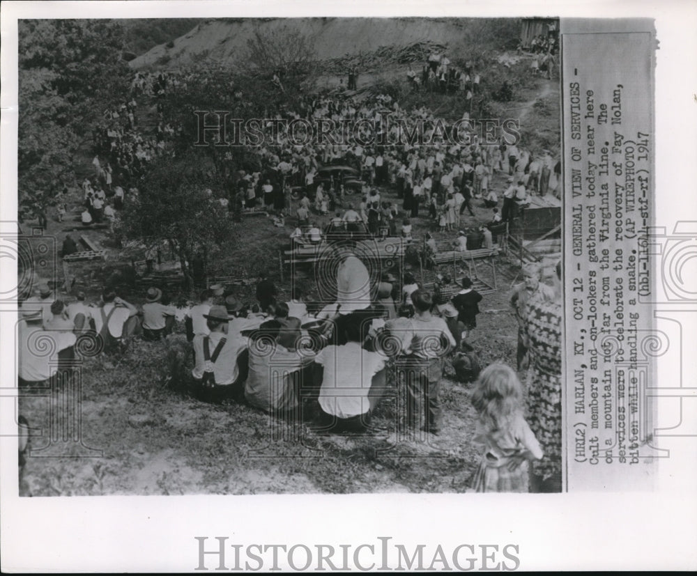 1947 Press Photo Cult members and on lookers at the Virgina mountains - Historic Images