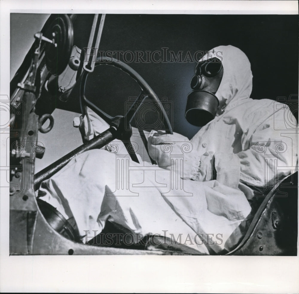 1960 Press Photo Worker at French nuclear test base in the Sahara - Historic Images