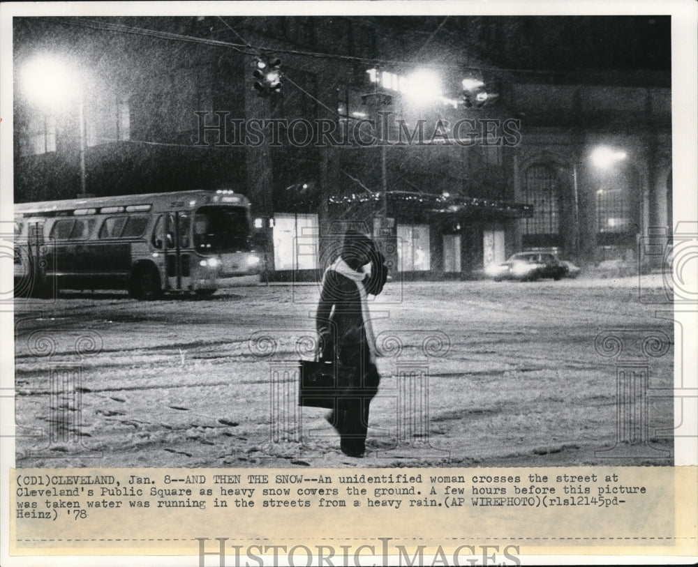 1978 Press Photo Woman crosses Cleveland Public square street during heavy snow - Historic Images