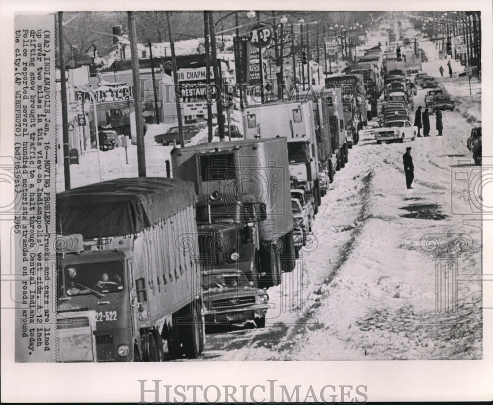 1965 Press Photo The truck and cars during a heavy traffic after the heavy snow - Historic Images