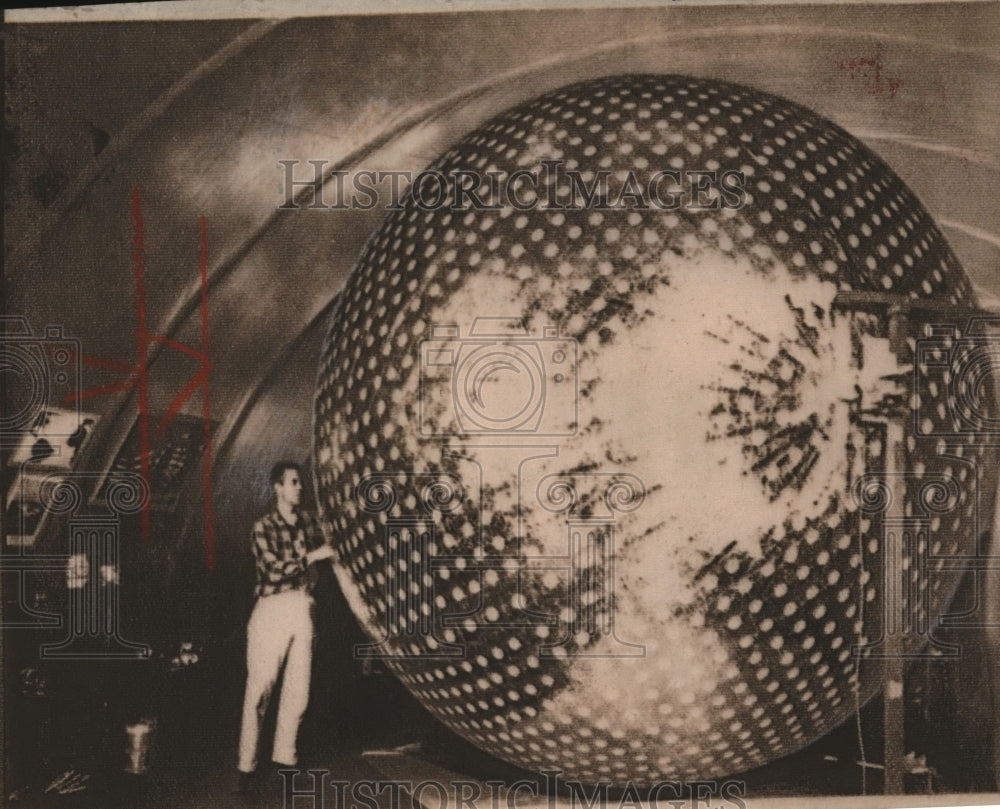 1961 Press Photo A technician works with the huge balloons that was launched - Historic Images