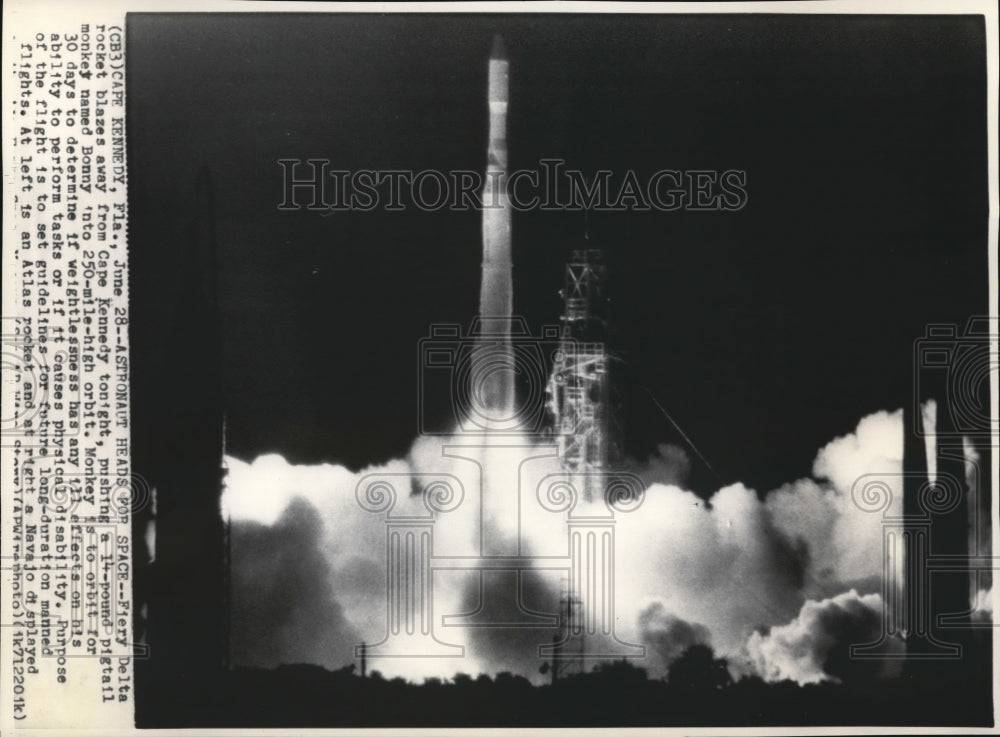 1969 Press Photo The Delta rocket blazes away from Cape Kennedy - Historic Images