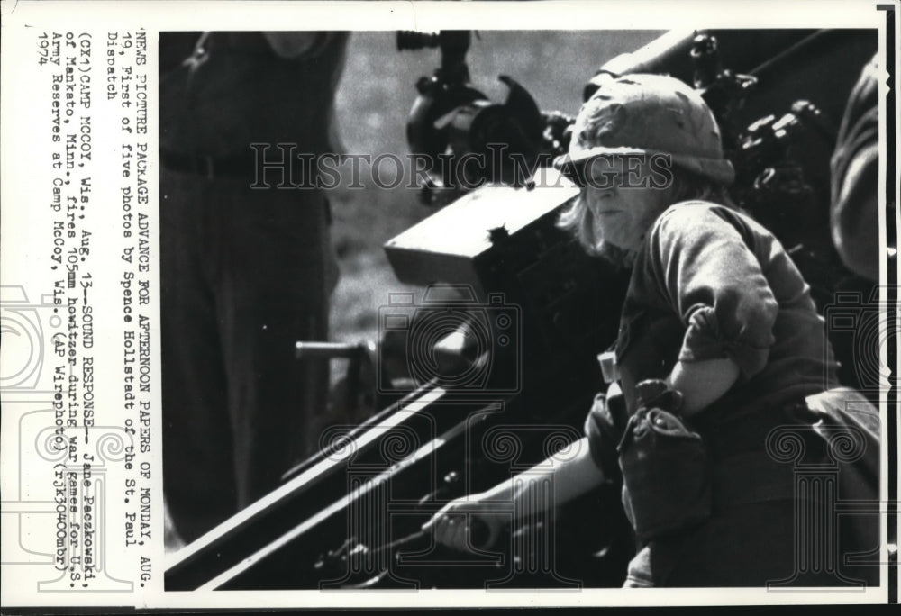 1974 Wire Photo Jane Paczkowski with her howitzer during the war games - Historic Images