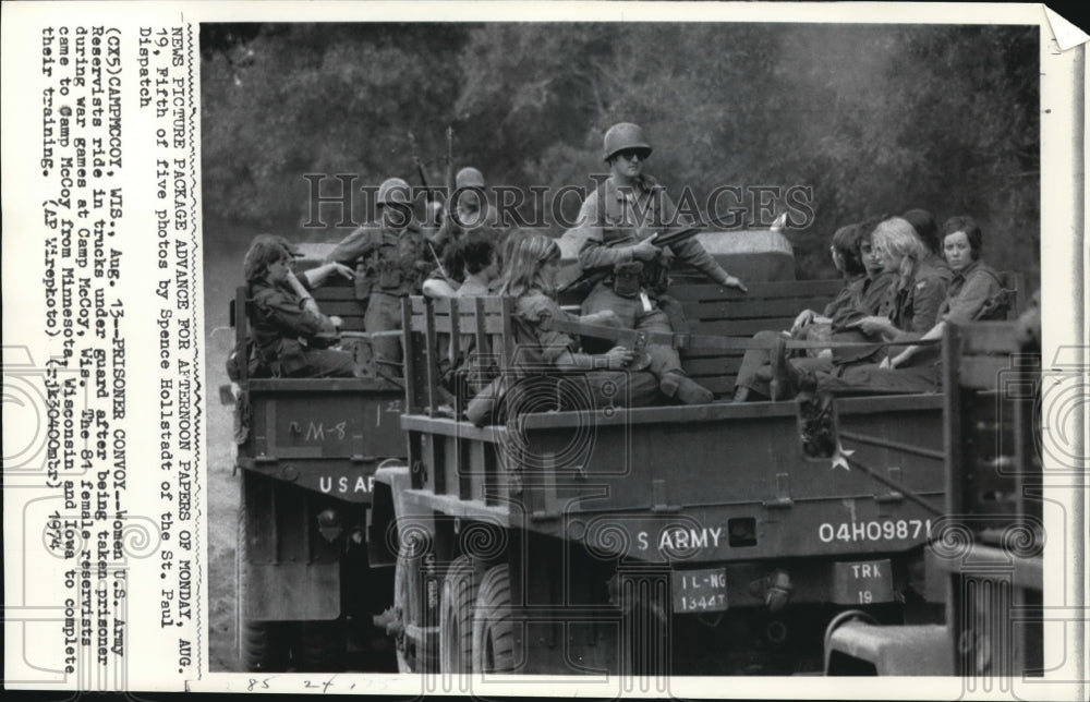 1974 Press Photo The Women U.S. Army Reservists ride a truck under guard - Historic Images