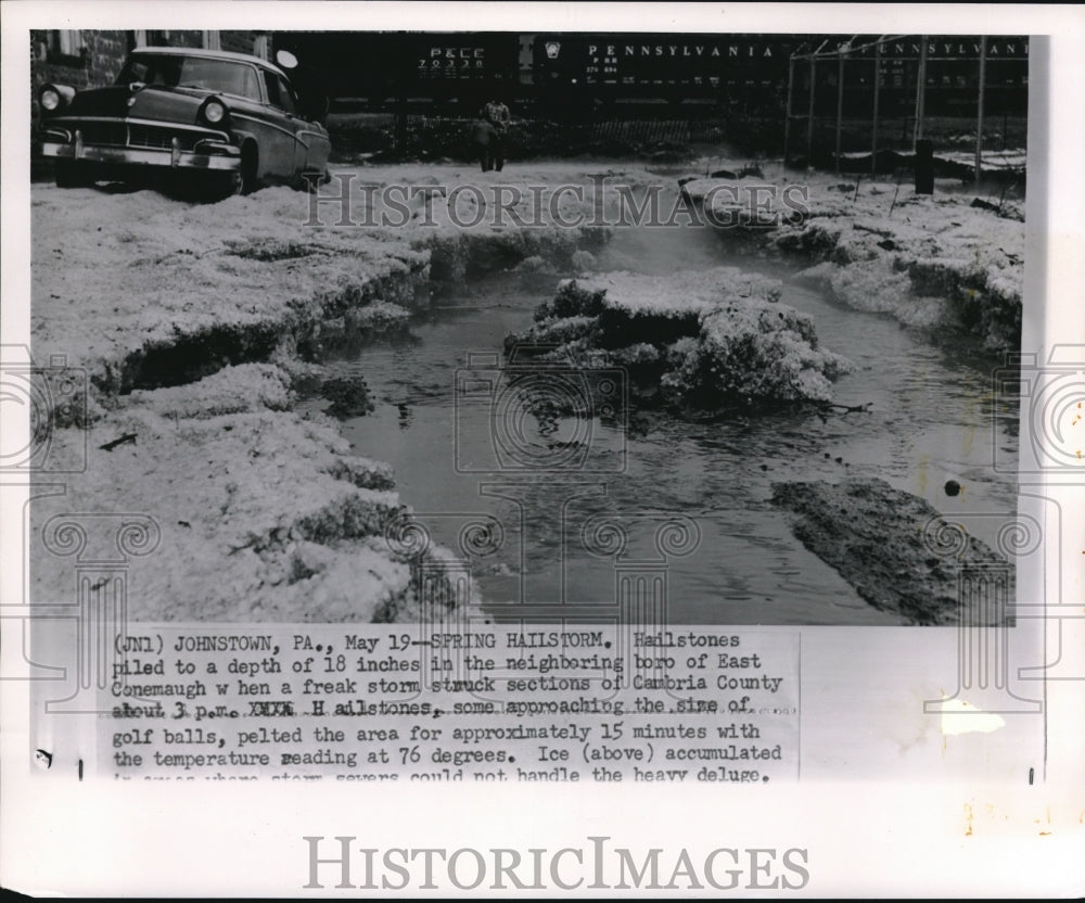 1960 Press Photo The hailstones piled to a depth in the neighboring boro - Historic Images