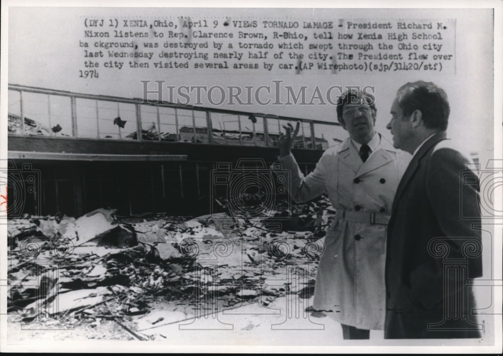 1974 Press Photo Pres Richard Nixon w/ Rep Clarence Brown visit tornado torn Oh - Historic Images