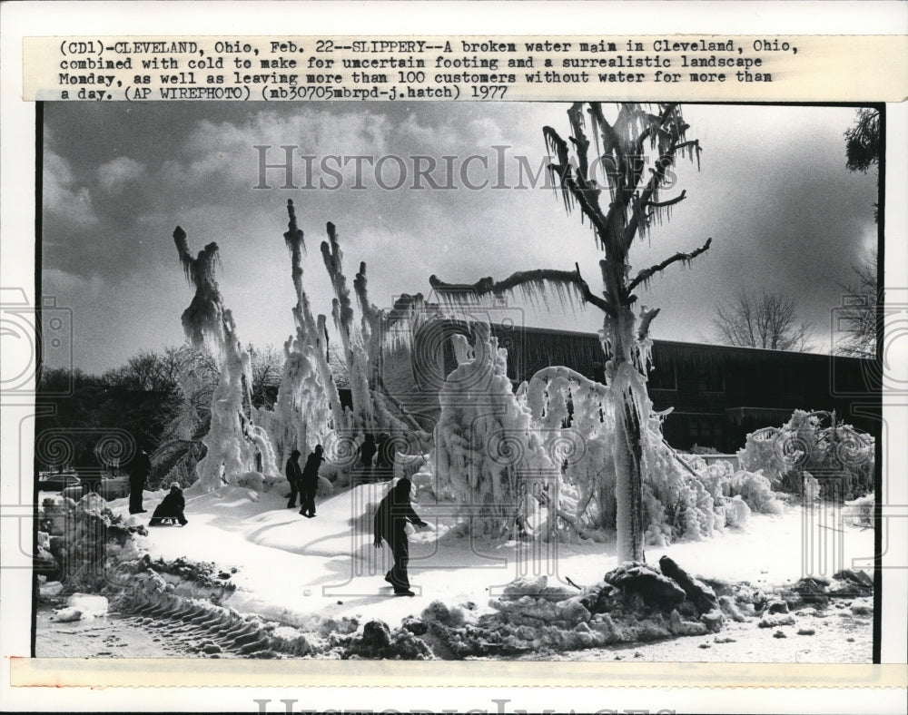 1977 Press Photo A broken water main in Cleveland, Ohio &amp; cold weather combi - Historic Images