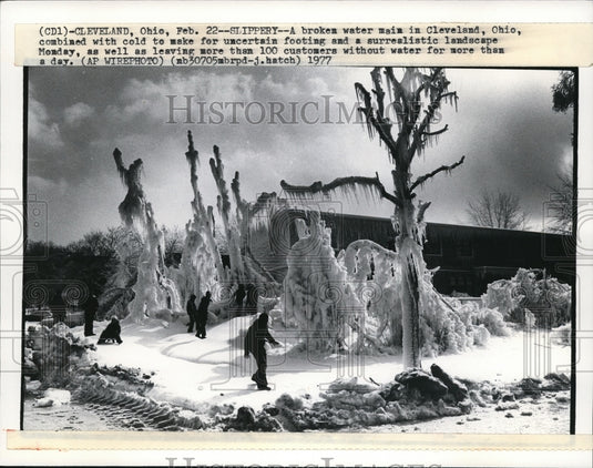 1977 Press Photo A broken water main in Cleveland, Ohio & cold weather combi - Historic Images