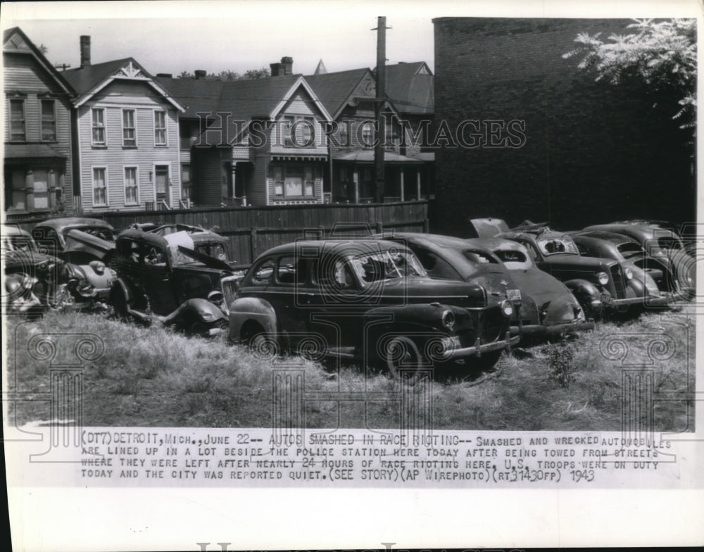 1943 Wire Photo The smashed and wrecked cars beside the police station - Historic Images
