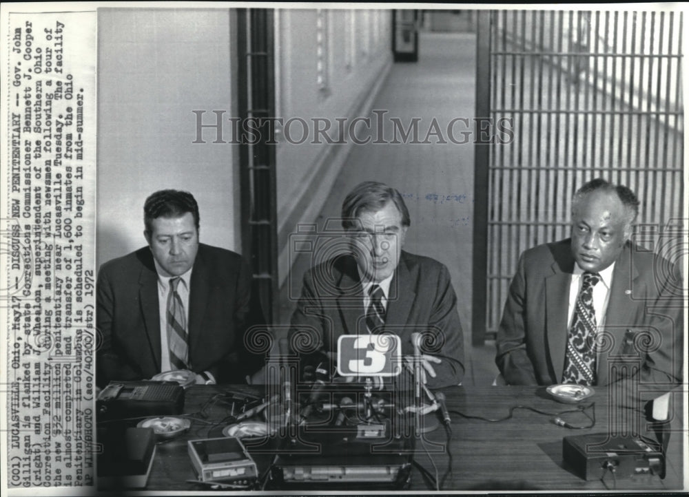 1972 Press Photo Gov. John Gilligan  and State Corrections Commissioner Cooper - Historic Images