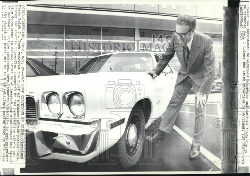 1972 Press Photo Cleveland Mayor Ralph Perk  with the new police car - Historic Images