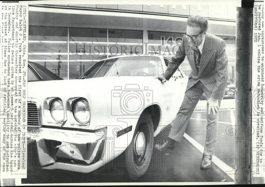 1972 Press Photo Cleveland Mayor Ralph Perk  with the new police car - Historic Images