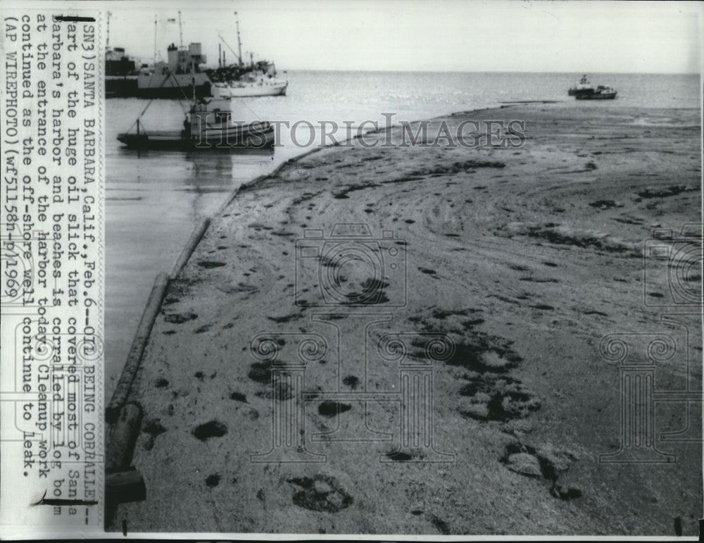 1969 Press Photo Part of the huge oil leak in Santa Barbara&#39;s harbor - Historic Images