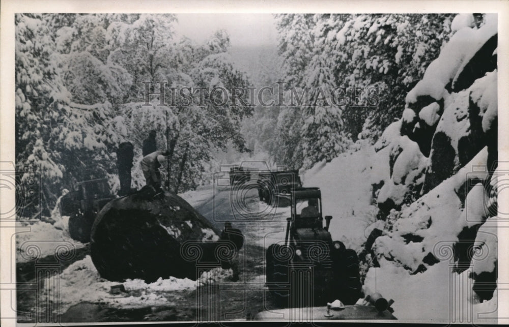 1964 Press Photo The lasting of the boulder with dynamite after it slid - Historic Images