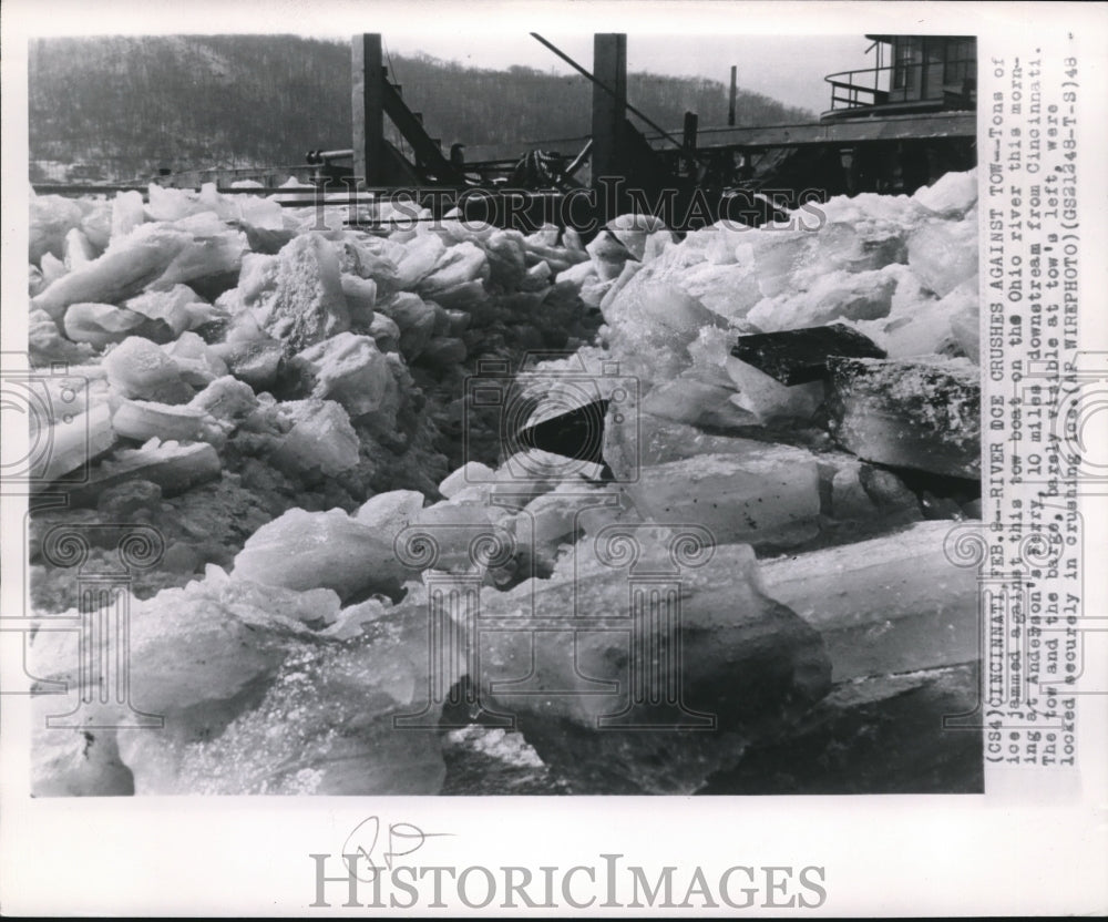 1948 Press Photo Tons of ice jammed against the tow boat on Ohio River - Historic Images