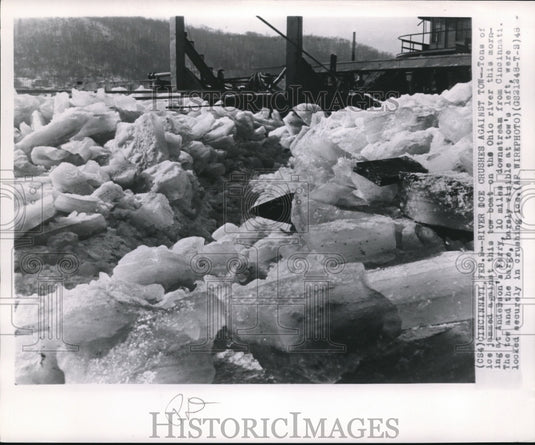 1948 Press Photo Tons of ice jammed against the tow boat on Ohio River - Historic Images
