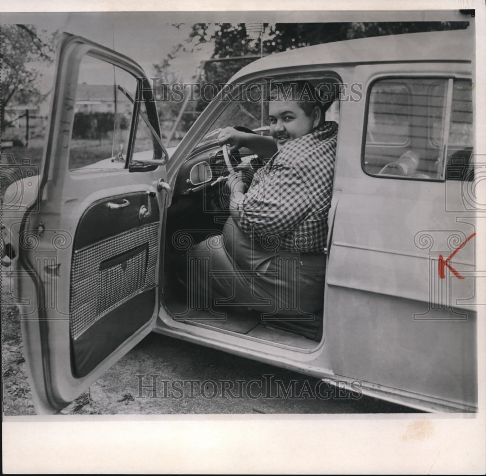 1964 Press Photo Charles Robertson  demonstrates that he can get behind wheel - Historic Images