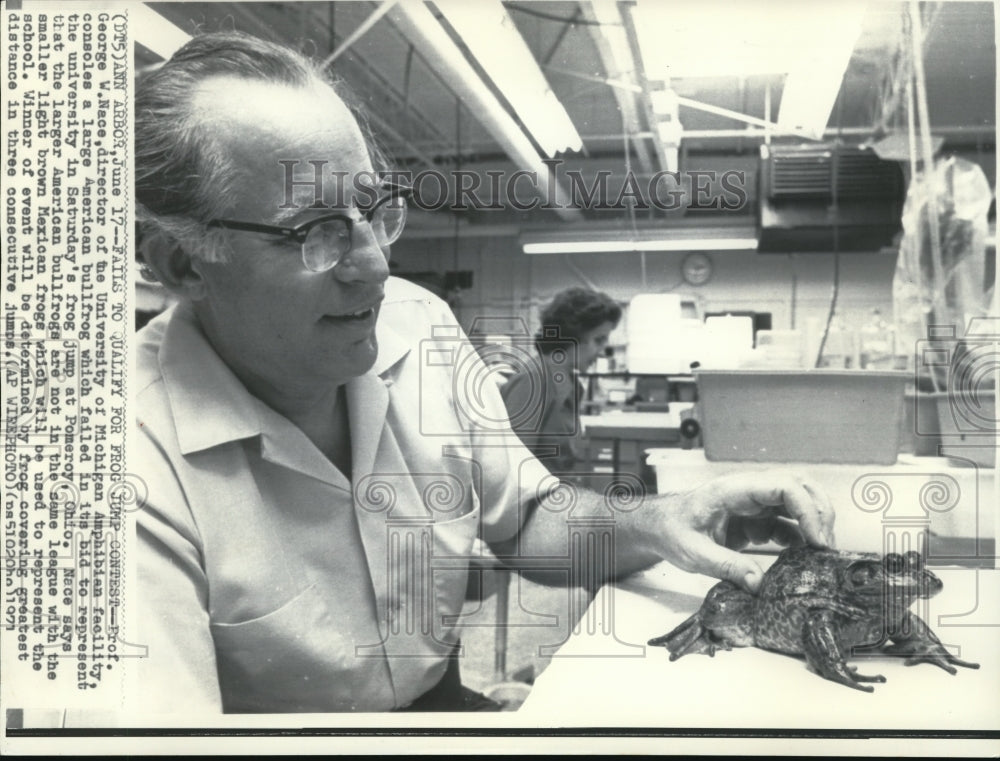 1971 Press Photo University of Michigan Prof. George Nace  with his jumping frog - Historic Images