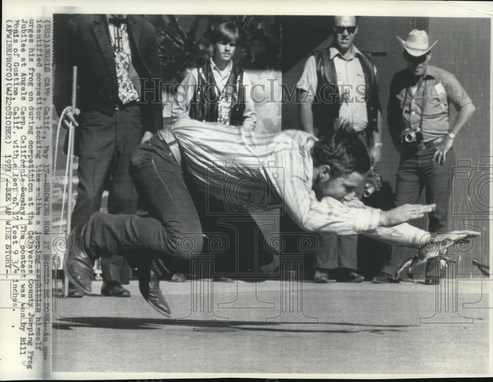 1971 Press Photo A competitor shows jumping skills at the frog jumping contest - Historic Images