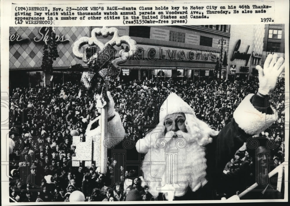 1972 Press Photo Santa Claus at the Christmas Parade for the 46th Thanksgiving - Historic Images