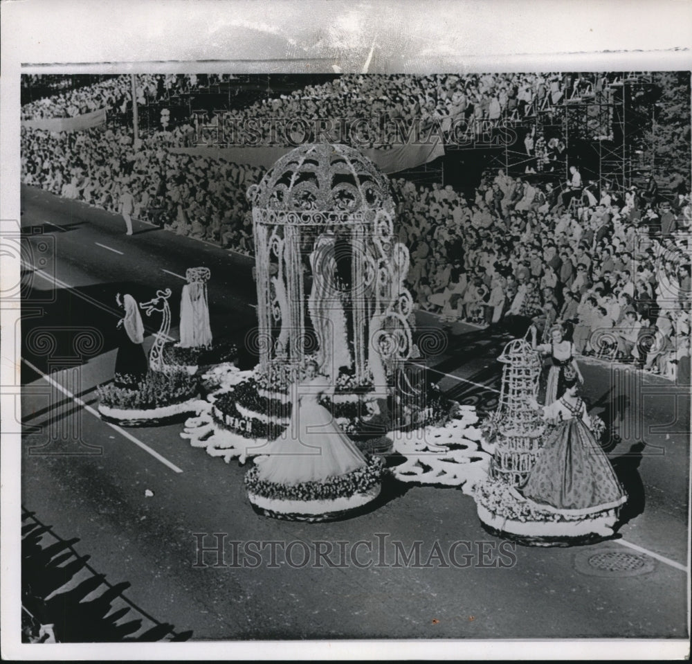 1960 Press Photo The tournament of roses parade with the sweepstake&#39;s winner - Historic Images