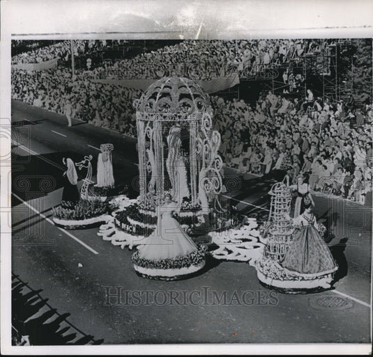 1960 Press Photo The tournament of roses parade with the sweepstake's winner - Historic Images