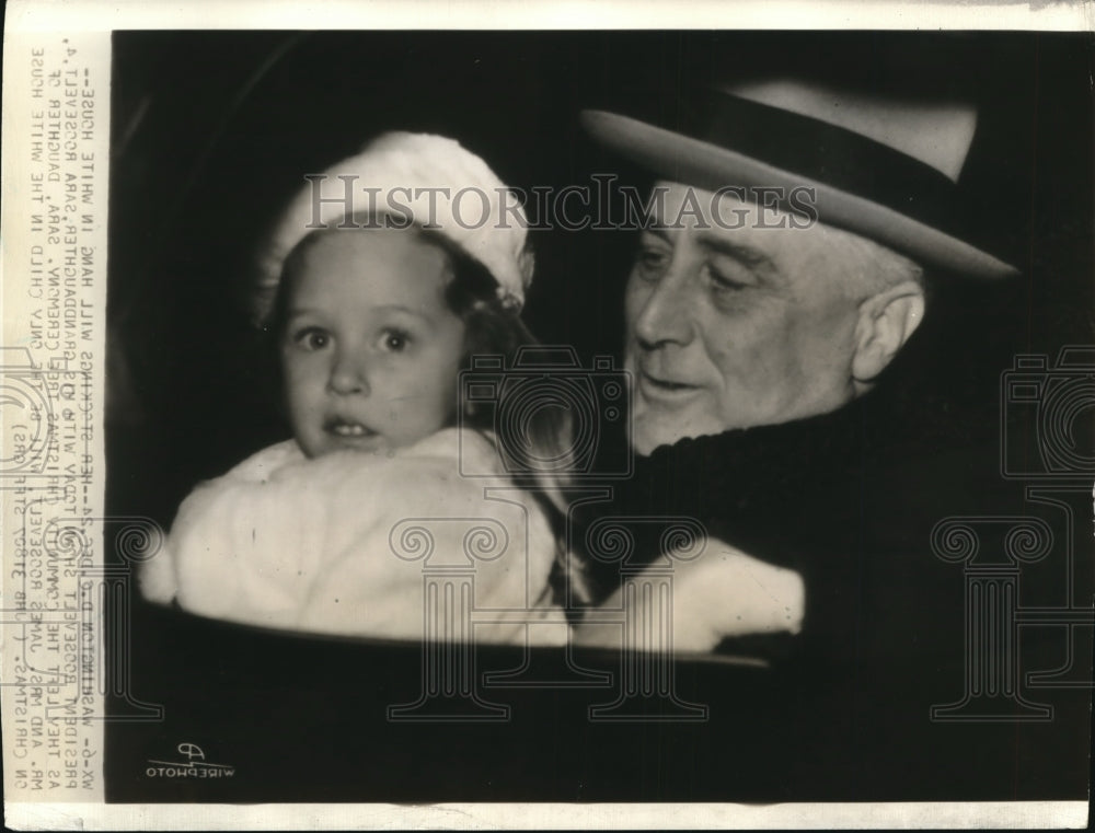 1935 Press Photo Pres. Roosevelt &amp; Sara leaves Community Christmas Tree ceremony - Historic Images