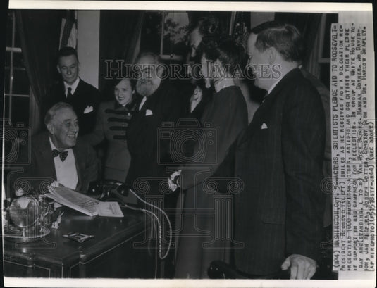 1944 Press Photo Actors,Scientists pledge aidto President's campaign reflection - Historic Images