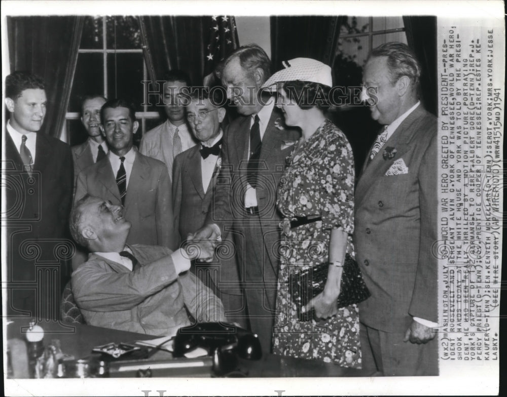 1941 Press Photo The World War Hero greeted by Pres. Roosevelt at White House - Historic Images