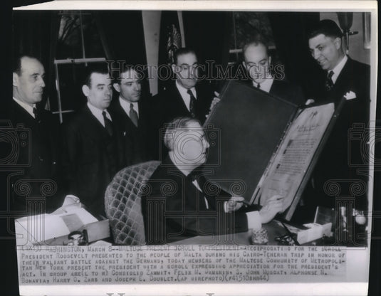 1944 Press Photo Maltose present scroll to Pres. during Cairo-Teheran trip - Historic Images