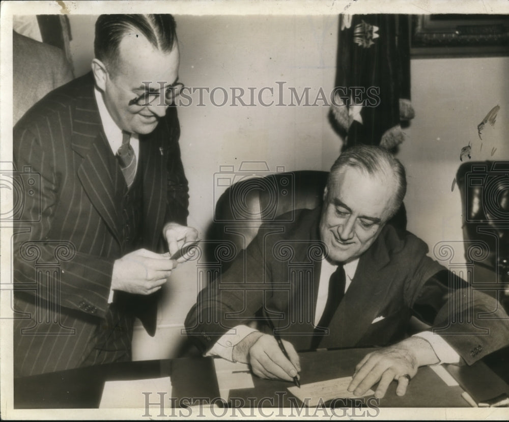 1942 Press Photo Roosevelt have sessions with local draft board at White House - Historic Images