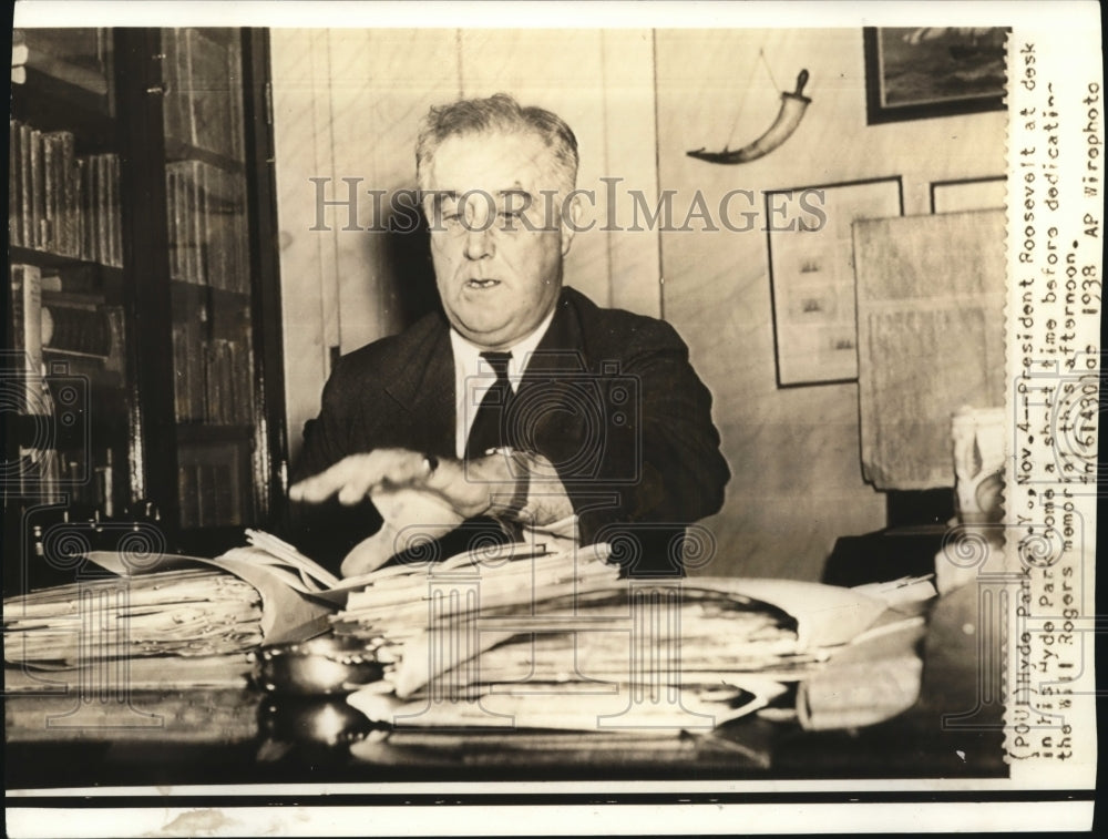 1938 Press Photo Pres. Roosevelt before Roger&#39;s Memorial at Hyde Park homes - Historic Images