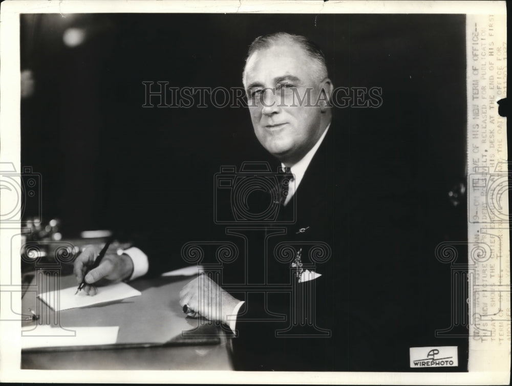 1937 Press Photo Pres. Roosevelt in the eve of his new term at his office - Historic Images