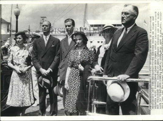 1938 Press Photo 5 Roosevelt & 1 to be cheered arrive at Adams Cup Regatta - Historic Images