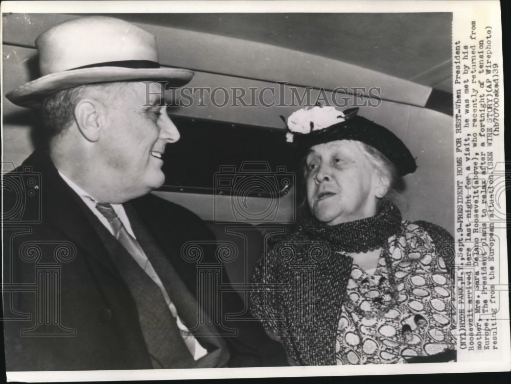 1939 Press Photo Roosevelt met his mother from Europe at Hyde Park - Historic Images