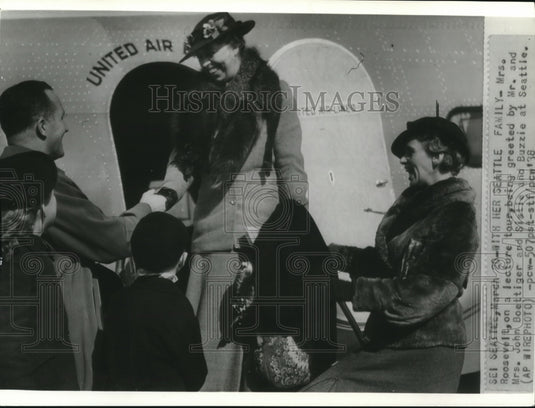 1938 Press Photo Mrs.Roosevelt Greeted by Mr. & Mrs.John Boettiger at Seattle - Historic Images