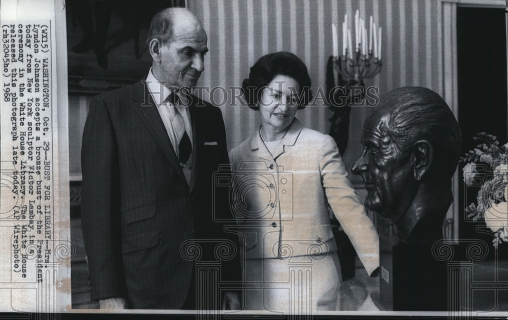 1968 Press Photo Mrs Lyndon Johnson accepts bronze Pres bust from Victor Lambay - Historic Images