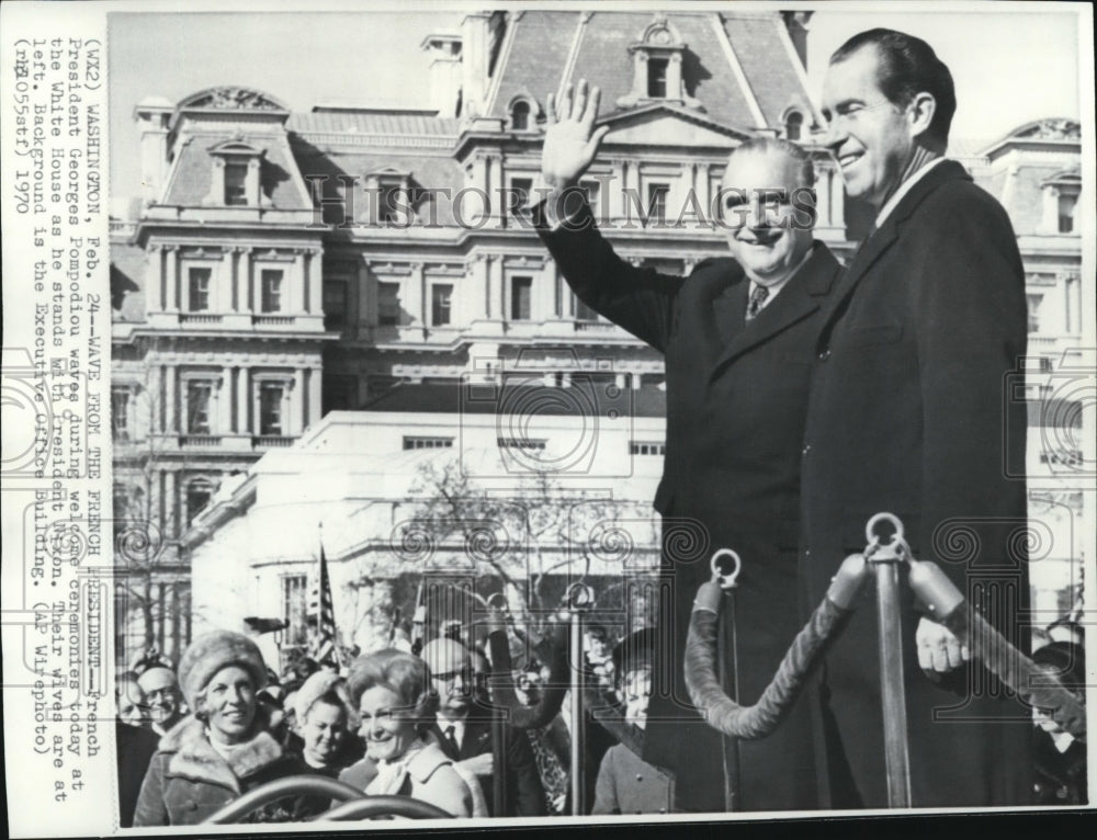 1970 Press Photo Pres. Pompidou waves in welcome ceremonies at White House - Historic Images