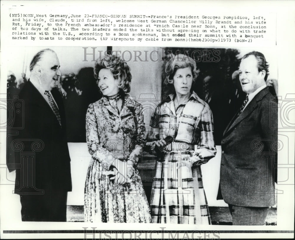 1973 Press Photo Pres. Pompidou&amp;wife welcomes Brandt&amp;wife at Arnich Castle - Historic Images