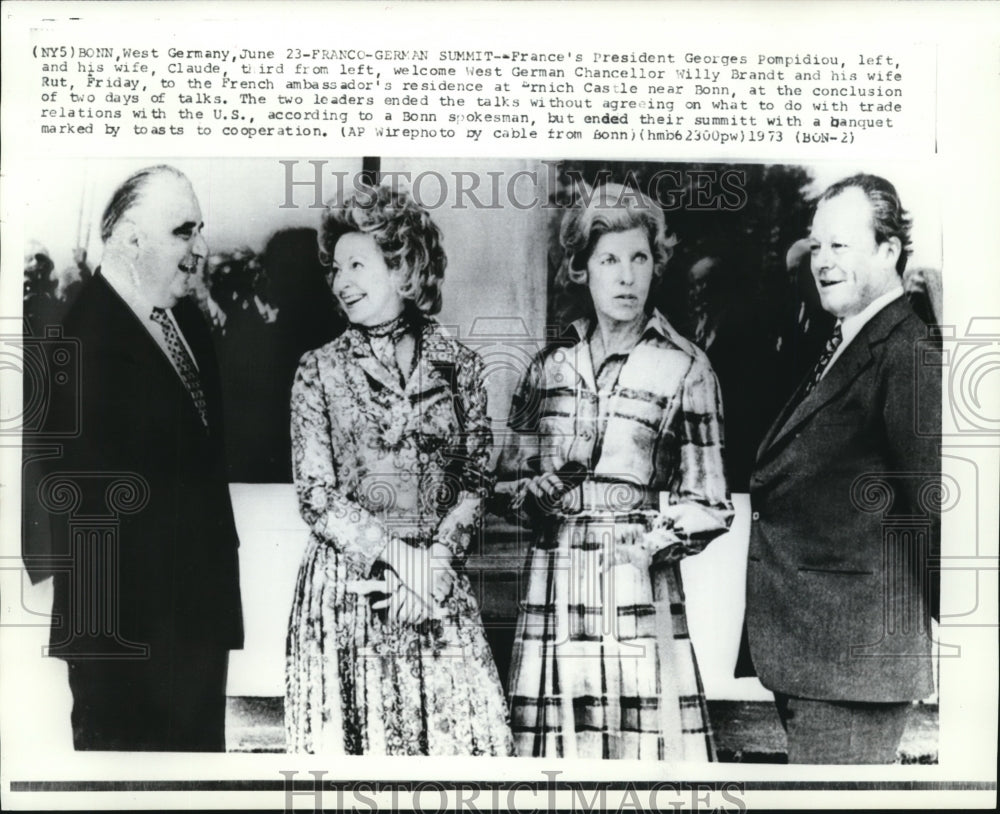 1973 Press Photo Pres. Pompidou&wife welcomes Brandt&wife at Arnich Castle - Historic Images