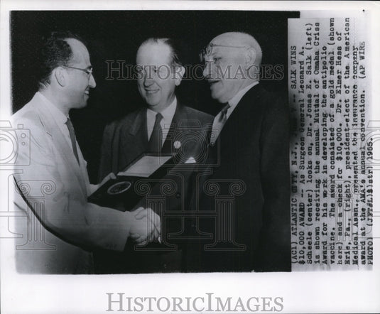 1955 Press Photo Dr. Salk gets Mutual of Omaha Crisis award & $10,000 at AMA - Historic Images