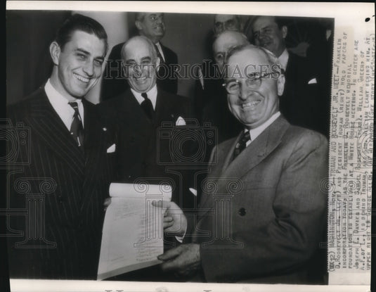 1945 Press Photo F. D. Roosevelt Jr.and Pres.Truman Hold Papers of Incorporation - Historic Images