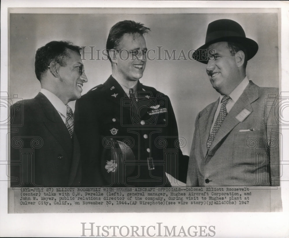 1947 Press Photo Col.Elliott Roosevelt Talks with C.W.Perelle and John W.Meyer - Historic Images