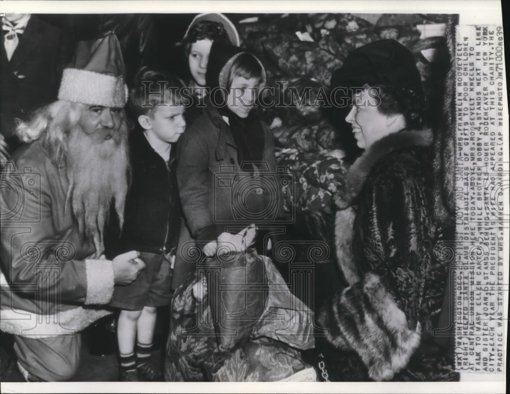 1939 Press Photo Mrs Franklin Roosevelt helped Santa Claus distribute gifts - Historic Images