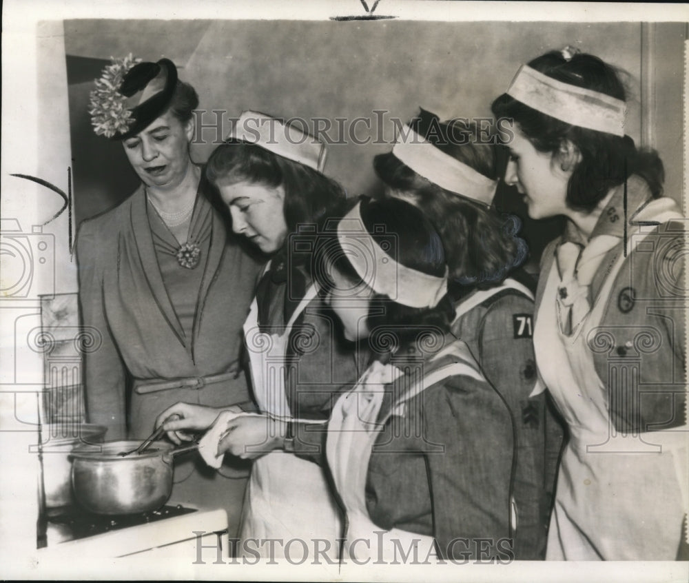 1940 Press Photo Mrs Franklin Roosevelt, guest of Girl Soucts in Washington - Historic Images