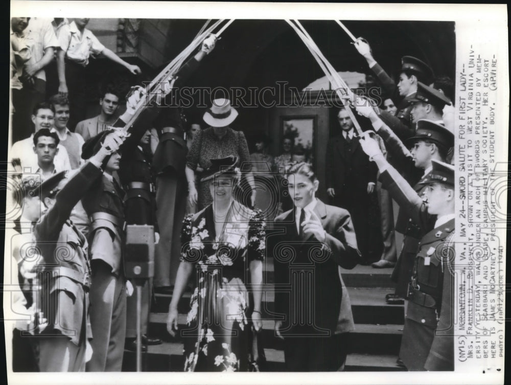 1940 Press Photo Mrs Franklin Roosevelt walks under an arch of swords - Historic Images